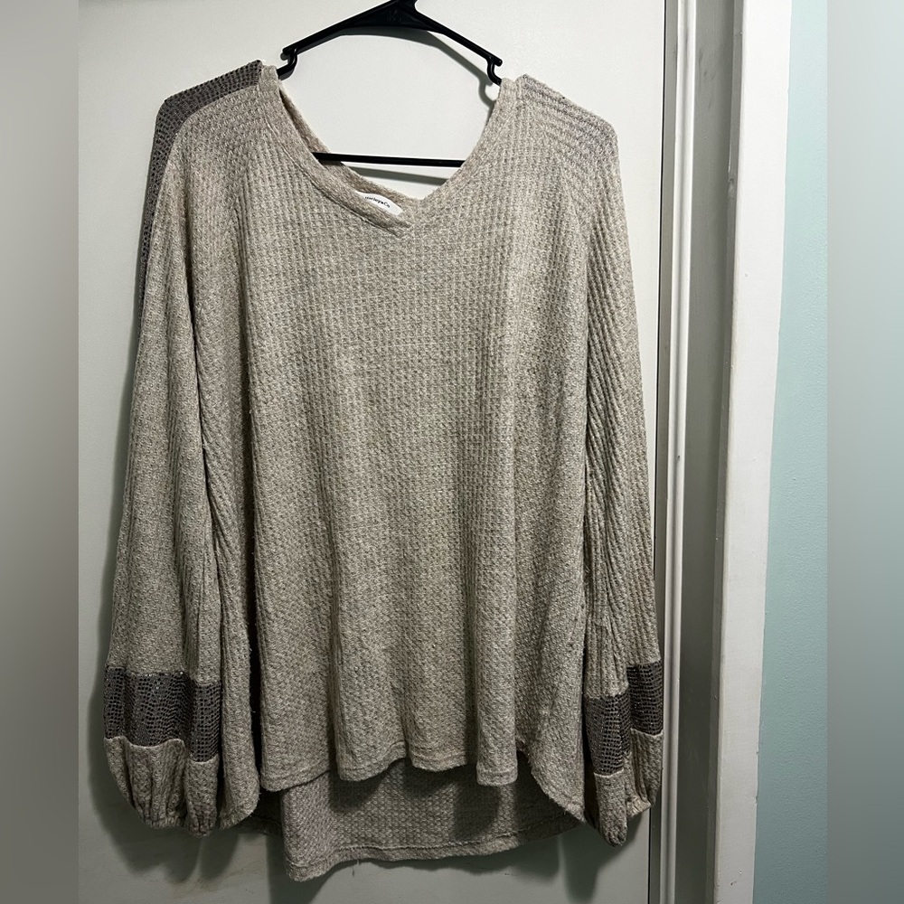 Hailey&Co long sleeve with gold details on sleeves